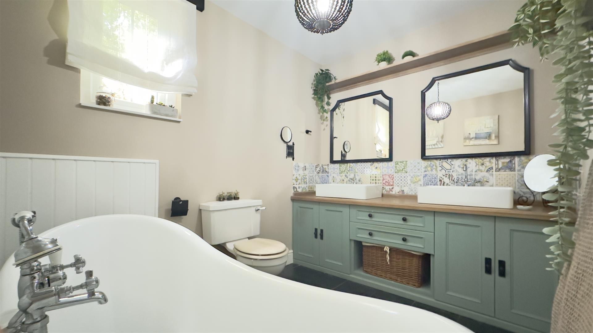 Image of House - 5 Bedrooms - 4 Bathrooms for Sale in Other South District-Gibraltar, Image 7